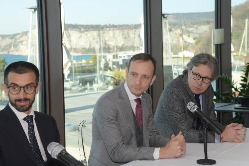 Un momento della conferenza stampa a Portopiccolo. Da sinistra Gabriele Magotti di Hig, il governatore Massimiliano Fedriga e l'assessore regionale alle Attività produttive e turismo Sergio Emidio Bini.
